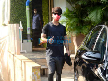 Photos: Shahid Kapoor snapped in Juhu