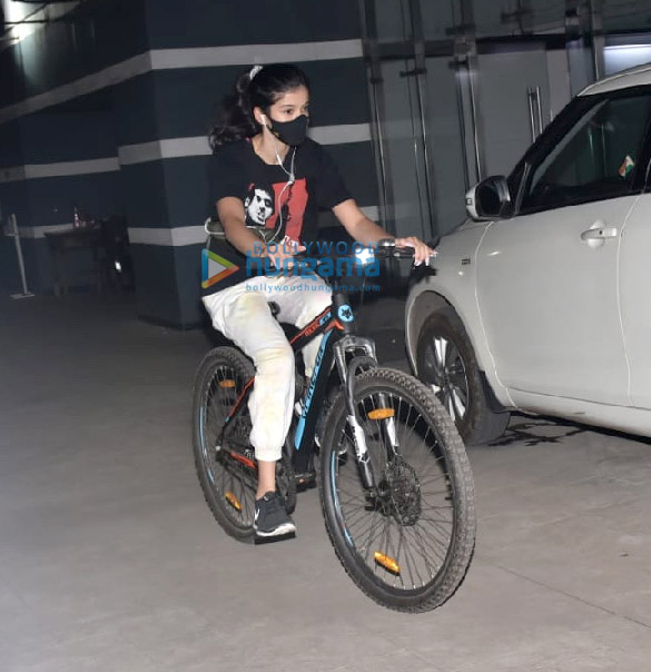 photos shanaya kapoor snapped cycling in juhu 4