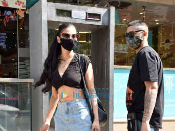 Photos: Shruti Haasan snapped at Foodhall in Khar