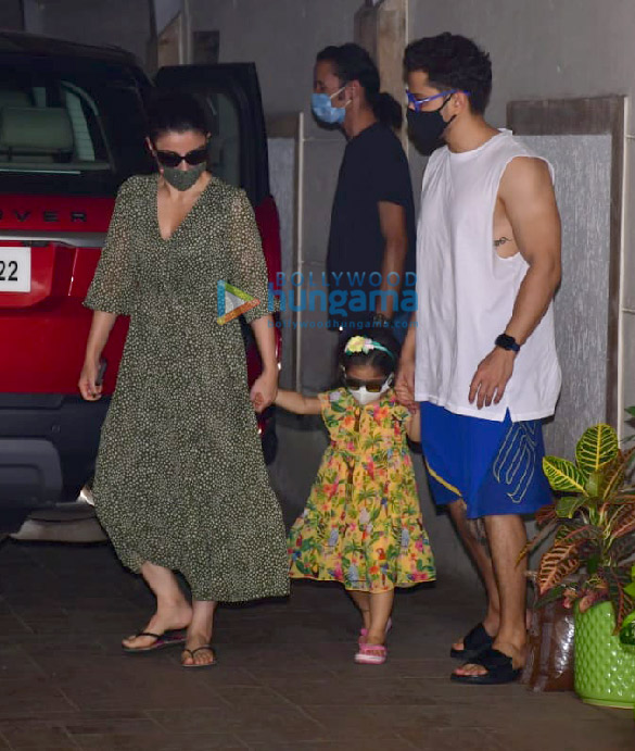 photos soha ali khan and kunal kemmu snapped with their daughter at kareena kapoor khans house 1