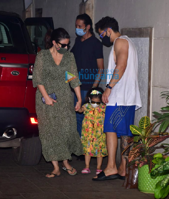 photos soha ali khan and kunal kemmu snapped with their daughter at kareena kapoor khans house 3
