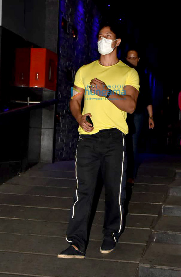 photos tiger shroff disha patani and family snapped at hakkasan in bandra 2