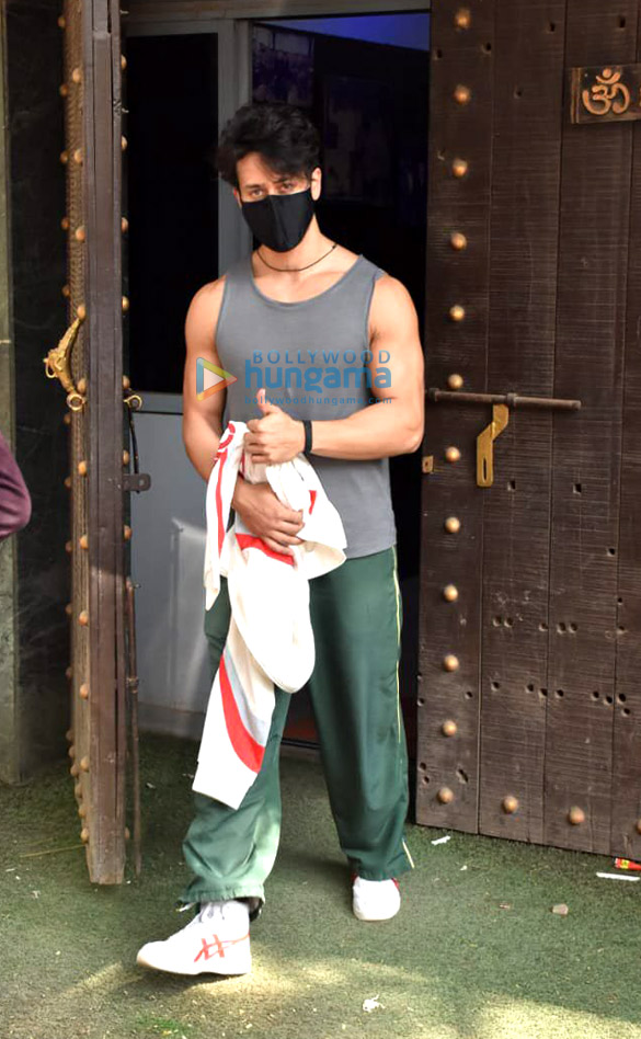 Photos: Tiger Shroff snapped at Aadesh Shrivastava’s studio in Juhu