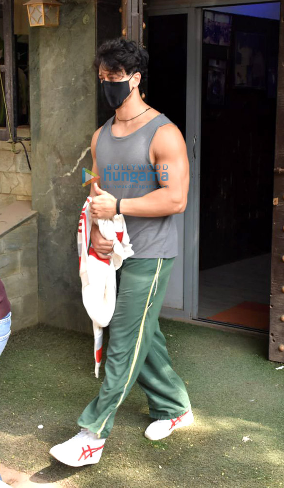 photos tiger shroff snapped at aadesh shrivastavas studio in juhu 3