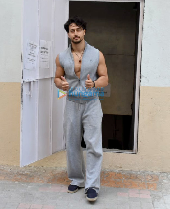 photos tiger shroff spotted in juhu 1