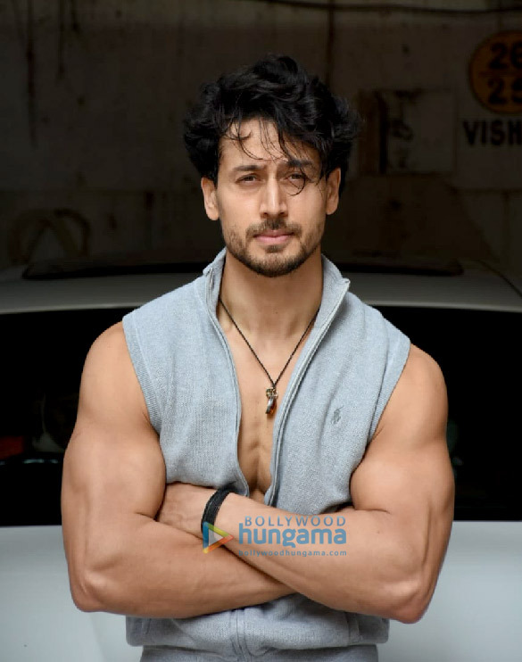 photos tiger shroff spotted in juhu 2