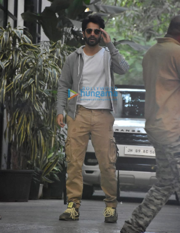 photos varun dhawan snapped at maddock office 4