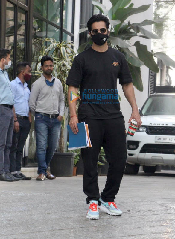 photos varun dhawan spotted at maddock office in santacruz 2 2