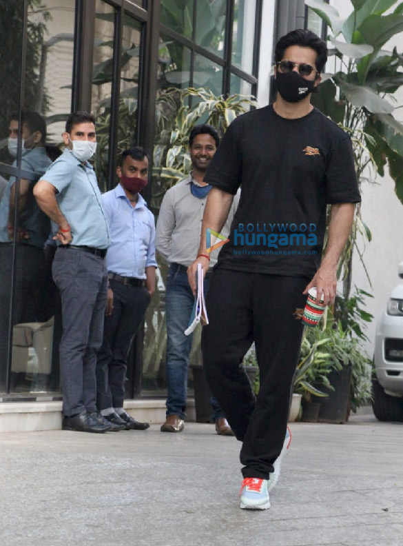 photos varun dhawan spotted at maddock office in santacruz 3 2