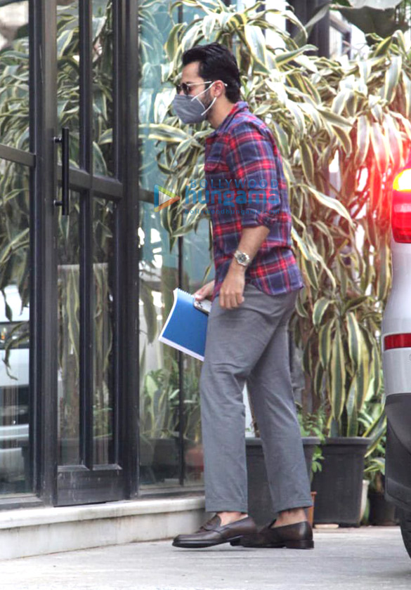 photos varun dhawan spotted at maddock office in santacruz 3