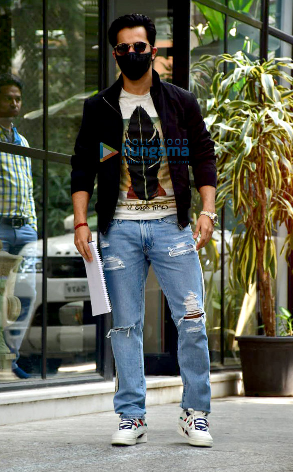 photos varun dhawan spotted in bandra 2
