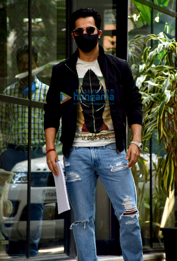 photos varun dhawan spotted in bandra 3