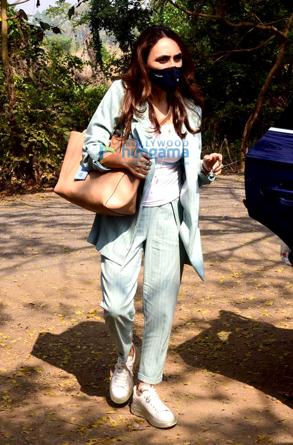 photos varun dhawans family arrives in alibaug for the wedding 3