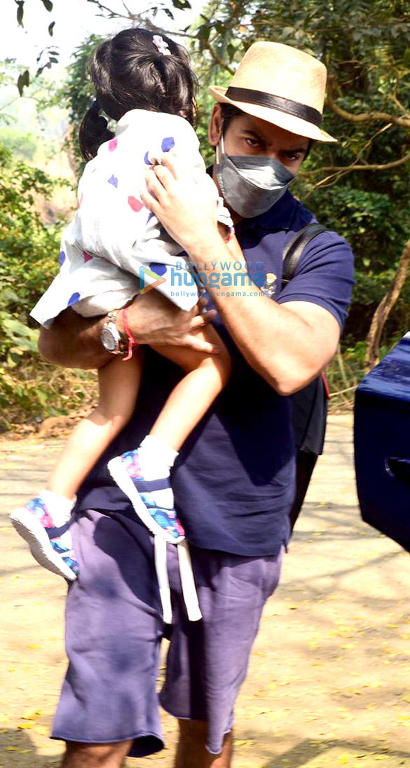 photos varun dhawans family arrives in alibaug for the wedding 4