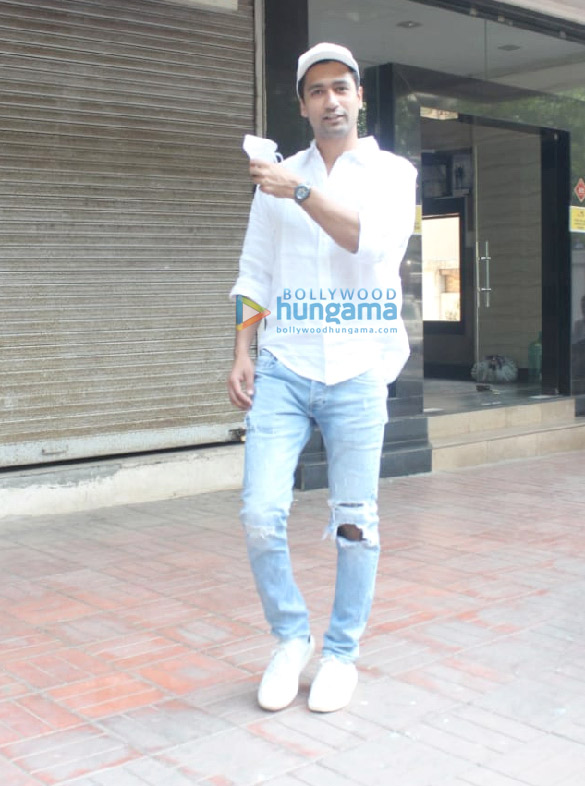 photos vicky kaushal and zoya akhtar snapped in bandra 1