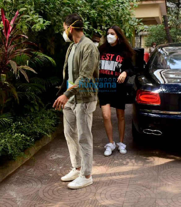 photos virat kohli and anushka sharma snapped at a clinic in bandra 1