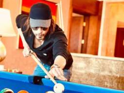 Shah Rukh Khan gives a glimpse of his Pathaan look for the first time while playing a game of pool