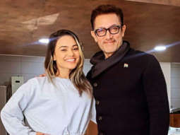 Aamir Khan strikes a pose with the crew as he shoots a song in Jaipur for Amin Hajee’s film