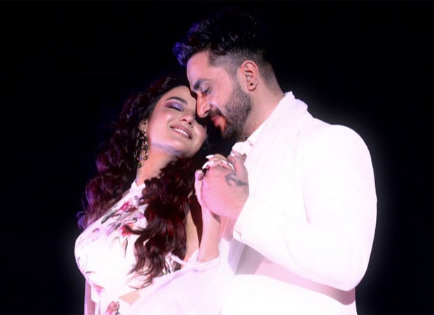 Bigg Boss 14 Jasmin Bhasin and Aly Goni give a romantic performance oozing chemistry
