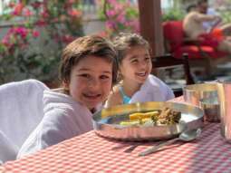 Kareena Kapoor Khan shares adorable picture of Taimur and Inaaya smiling while enjoying lunch at their new residence