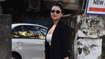 Parineeti Chopra spotted at Kromakay salon in Juhu