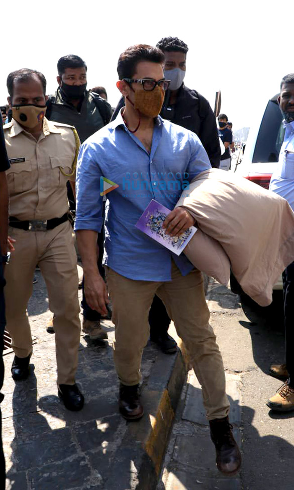 photos aamir khan spotted at gateway of india with his family and dino morea 3