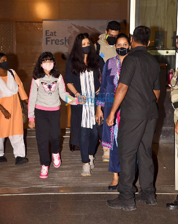 photos abhishek bachchan aishwarya rai bachchan and aaradhya bachchan snapped at the airport 1