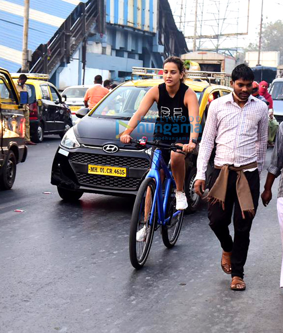 photos aisha sharma snapped during a cycle ride in dadar 3