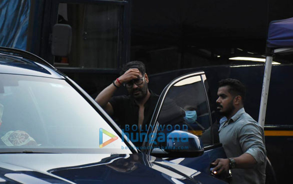 photos ajay devgn and ms dhoni snapped at film city in goregaon 3