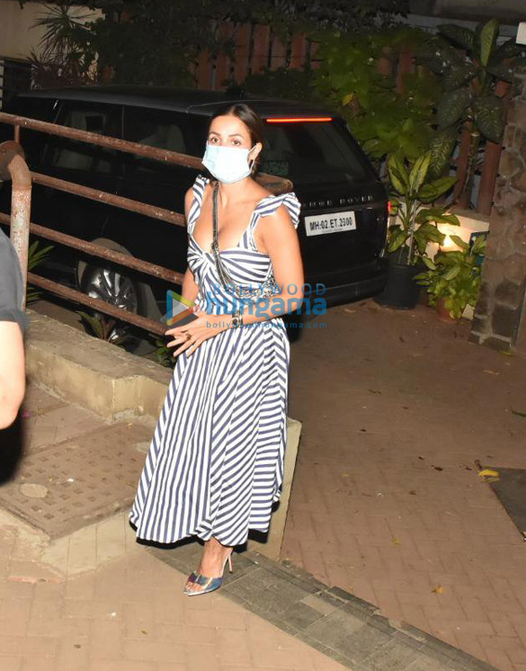 photos arjun kapoor and malaika arora spotted at kareena kapoor khans house in bandra 3