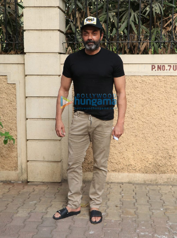 photos bobby deol snapped in andheri 3