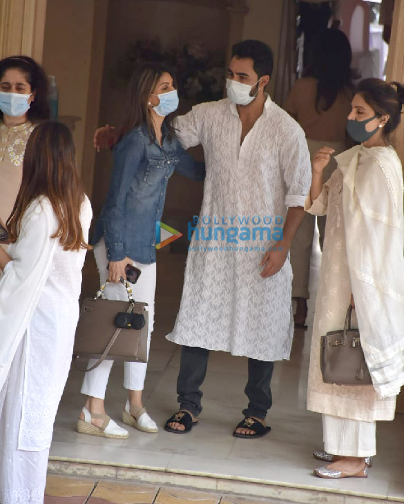 photos celebs attend the late rajiv kapoors chautha in chembur 2