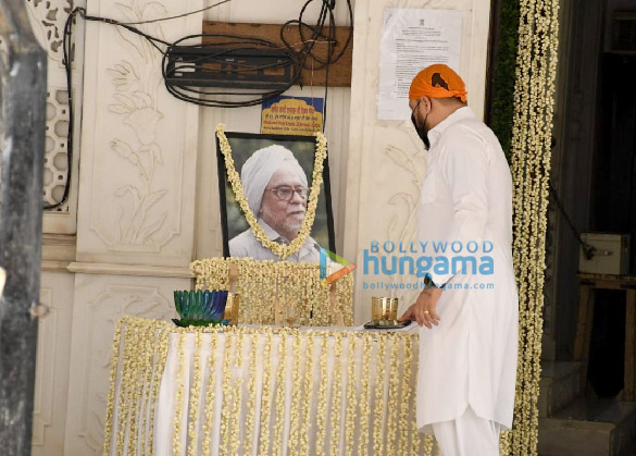 photos celebs attend the prayer meet for bunty walias father 2