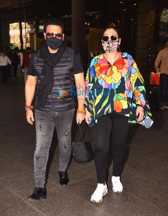 photos govinda and sunita ahuja snapped at the airport 1