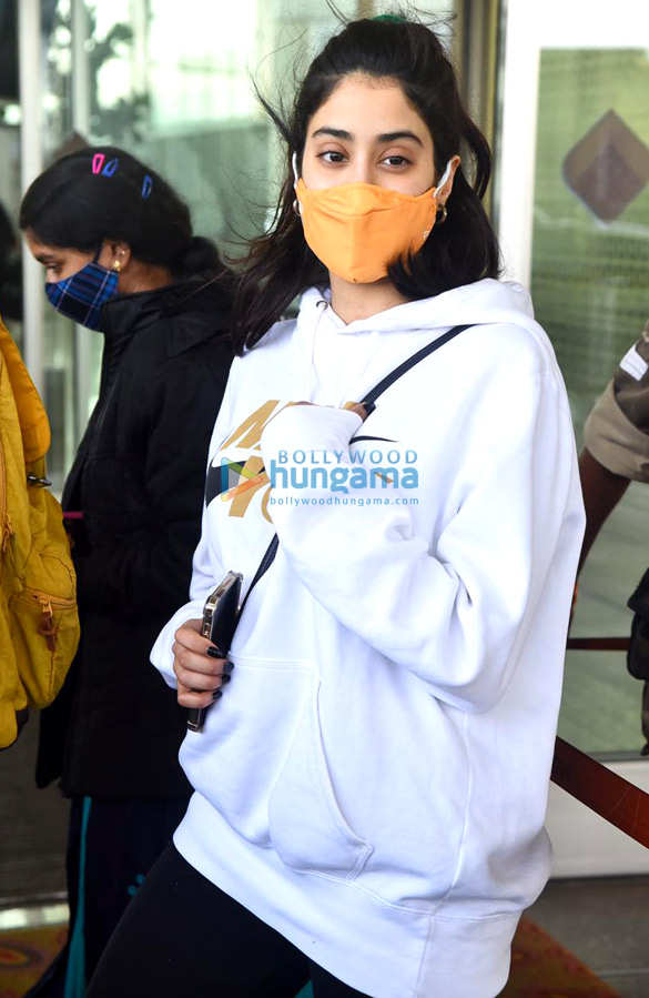 photos janhvi kapoor anil kapoor karishma tanna and others snapped at the airport 1