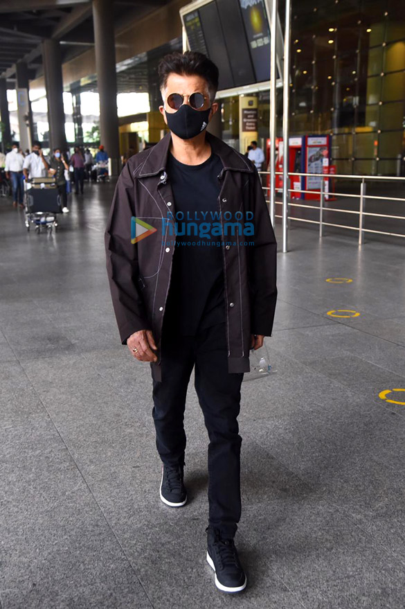 photos janhvi kapoor anil kapoor karishma tanna and others snapped at the airport 7