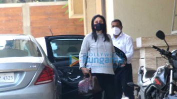 Photos: Kareena Kapoor Khan snapped at Amrita Arora’s house in Bandra