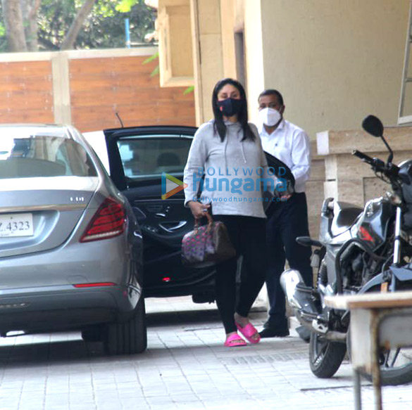 Photos: Kareena Kapoor Khan snapped at Amrita Arora’s house in Bandra