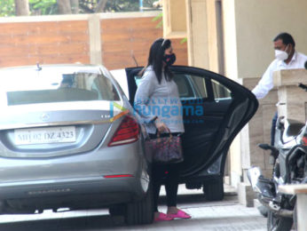 Photos: Kareena Kapoor Khan snapped at Amrita Arora's house in Bandra