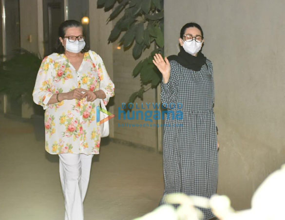 photos karisma kapoor and babita kapoor snapped at kareena kapoor khans house 1