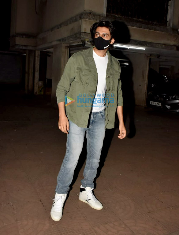 photos kartik aaryan farhan akhtar and kunal kemmu snapped at the excel office in santa cruz 1
