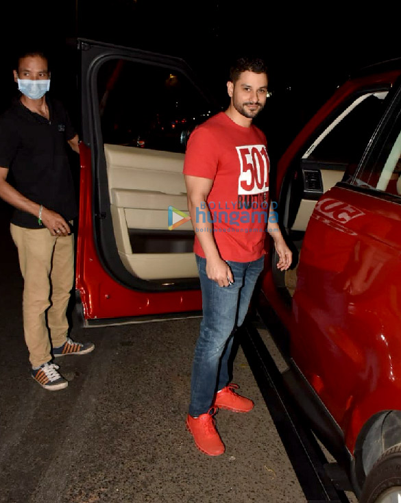 photos kartik aaryan farhan akhtar and kunal kemmu snapped at the excel office in santa cruz 3
