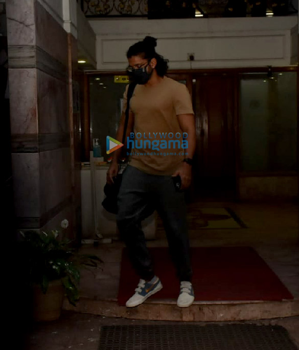 photos kartik aaryan farhan akhtar and kunal kemmu snapped at the excel office in santa cruz 5