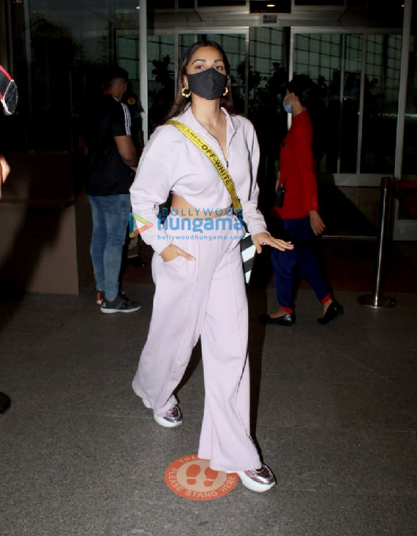 photos kartik aaryan and kiara advani snapped at the airport 2