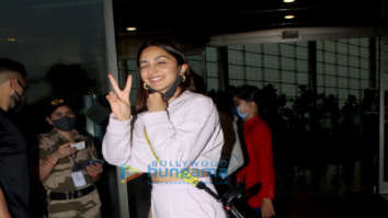 Photos: Kartik Aaryan, Kiara Advani and others snapped at the airport