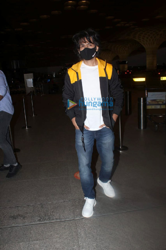 photos kartik aaryan and kiara advani snapped at the airport 6