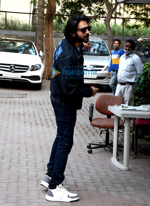photos kartik aaryan snapped at aanand l rais office 1