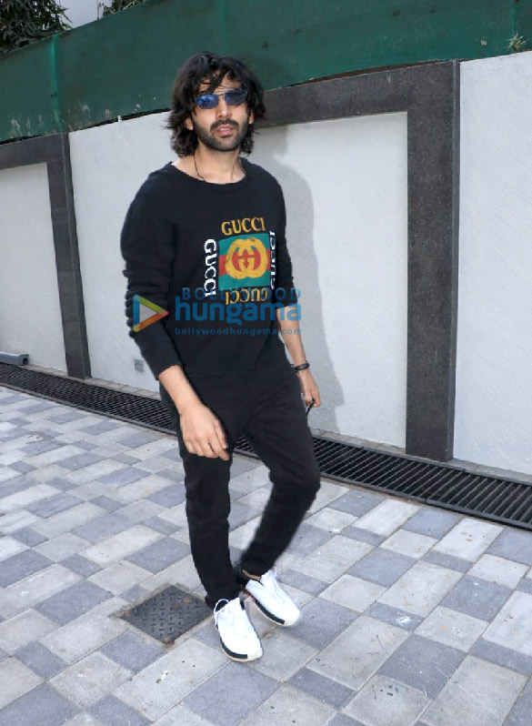 photos kartik aaryan snapped at t series office in andheri 0012 3