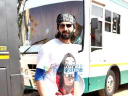 Photos: Kartik Aaryan snapped at a shoot in Versova