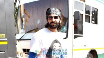 Photos: Kartik Aaryan snapped at a shoot in Versova